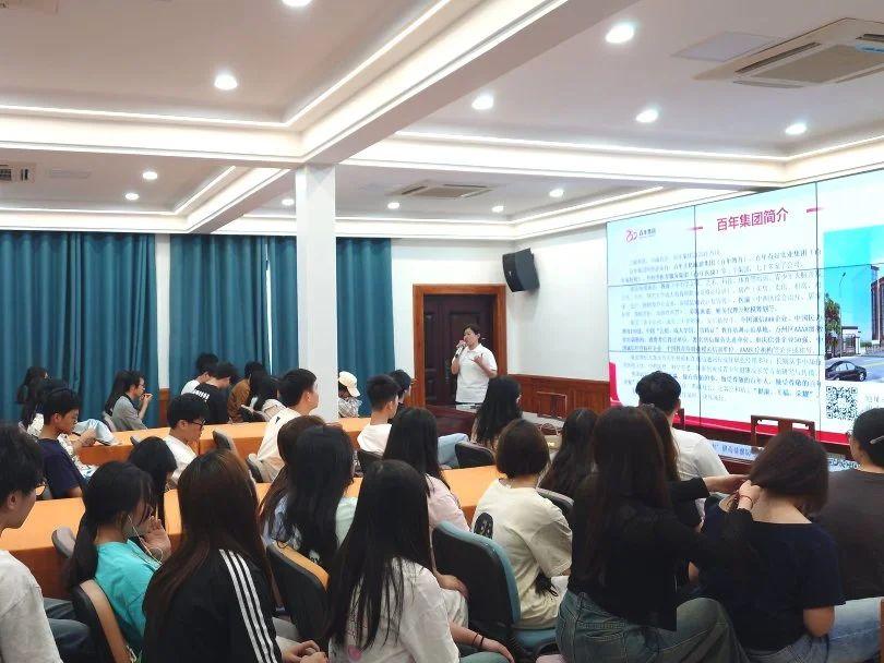 重庆信息技术职业学院大一学生参访百年